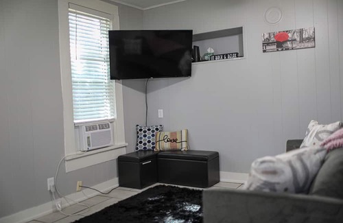 Springfield Apartment | Charming 1-bedroom apartment with WiFi, AC in lovely Springfield