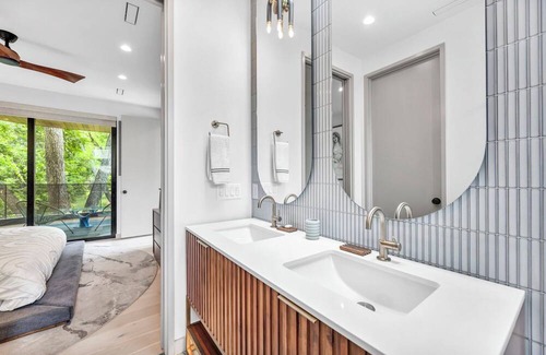 Govalle Apartment | Modern Art House - Private Parking, Yard, & Grill