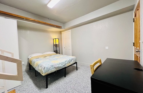 Lake Area House | Cozy room with private bathroom and separate entrance in Newark
