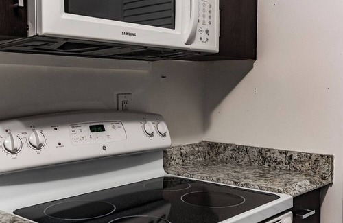 Parrot Cove Apartment | New Walkable Downtown Costal Apartment Free Wifi