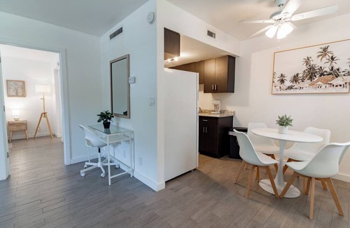 Parrot Cove Apartment | New Walkable Downtown Costal Apartment Free Wifi