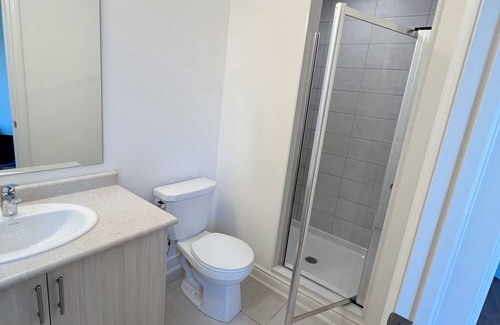 Richmond Hill House | 2 entire bedrooms with 2 private bathrooms