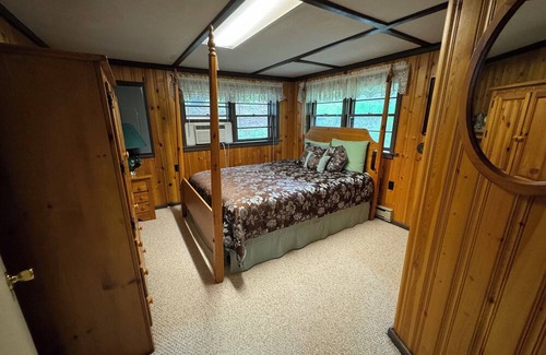 Le Roy Cottage | Rose Lake Shores Cottage