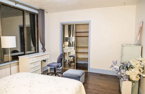 Grandview-Woodland House | Master Bedroom in an Artsy Creative Home-Vancouver Heart-20 min Bus To Downtown