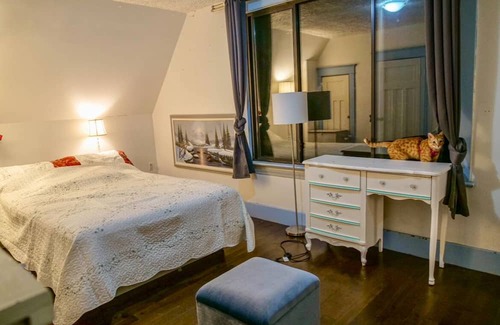 Grandview-Woodland House | Master Bedroom in an Artsy Creative Home-Vancouver Heart-20 min Bus To Downtown