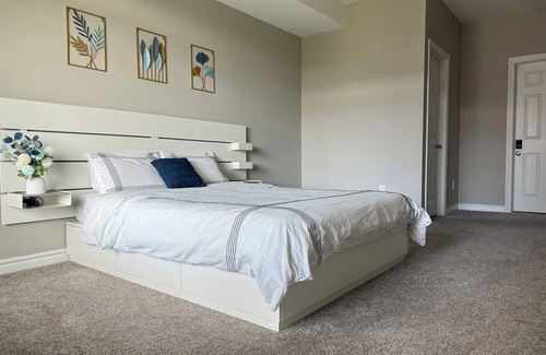 Guelph House | Entire Luxury Condo Townhouse