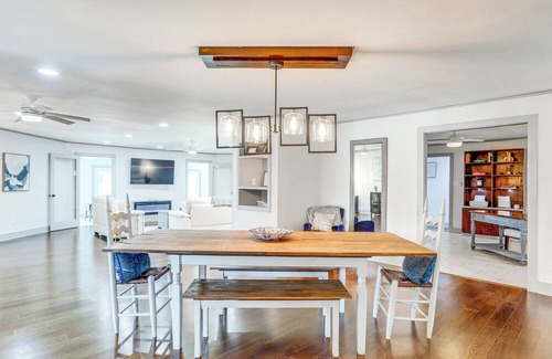 Burnside House | Group Getaway in Gonzales ~ 25 Mi to Baton Rouge!