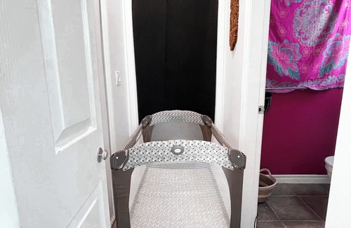 Pitt Meadows House | Cozy small room w/ private half washroom & entrance, patio, BBQ, riverside trail