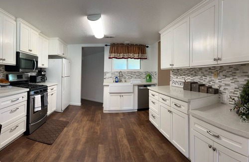 Visalia House | Charming 4 bedroom house with AC and WiFi in quaint Visalia with a gated pool