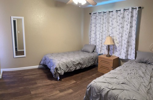 Visalia House | Charming 4 bedroom house with AC and WiFi in quaint Visalia with a gated pool