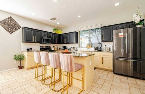Gilbert House | 10 Mins from Golfing & Restaurants. Private Pool & Neighborhood Walking Paths.