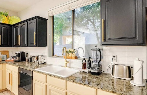 Gilbert House | 10 Mins from Golfing & Restaurants. Private Pool & Neighborhood Walking Paths.