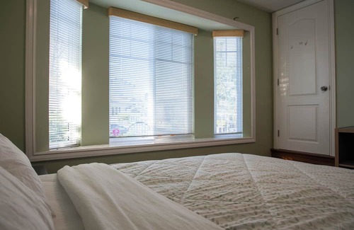 Renfrew-Collingwood House | Perfect Vancouver Getaway: Prime Central Location, Cozy 2-Bedroom Suite
