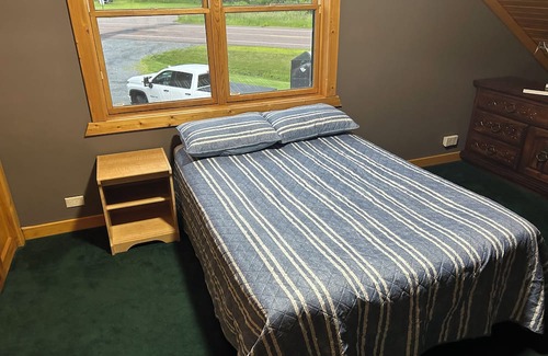 Hannibal Cabin | Cozy 2 bedroom plus sleeping loft cabin in delightful Gilman with AC, WiFi