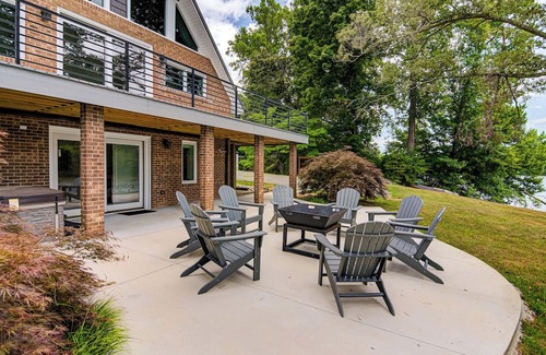 Stokes House | Charming 3-Bedroom Lake House w/Hot Tub and Playground