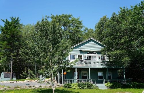 Smiths Corner House | Charming 3-bedroom house on the Lake with Hot tub