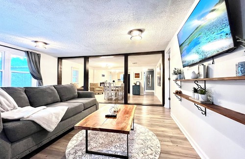 Waycross House | Cozy 3 bedroom house - Monthly Stay Discount