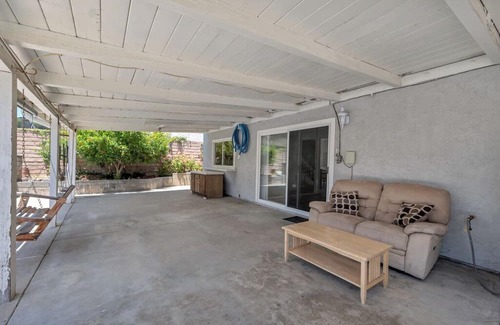 Oak Park House | Spacious 5-bedroom house in marvelous Oak Park with AC, pool, WiFi