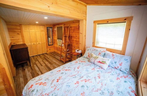 Belfast Cabin | Little Blue Cottage on the lake