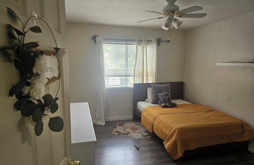 Margate House | Charming 4-bedroom townhome with WiFi and AC in Margate