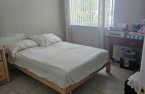 Margate House | Charming 4-bedroom townhome with WiFi and AC in Margate