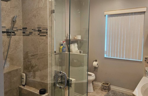 Margate House | Charming 4-bedroom townhome with WiFi and AC in Margate