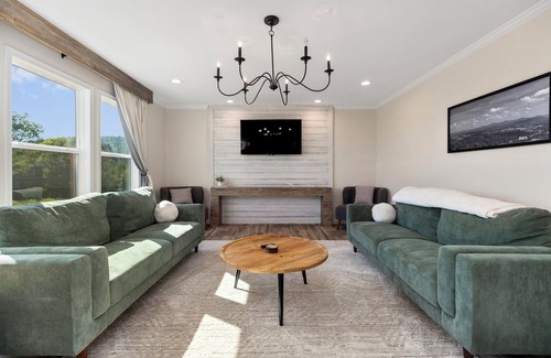 Faber House | Charming 3-bedroom Mountain View Retreat in Faber