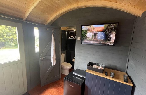 Sibford Gower Cabin | Enchanted Cabin Retreat in Sibford Gower