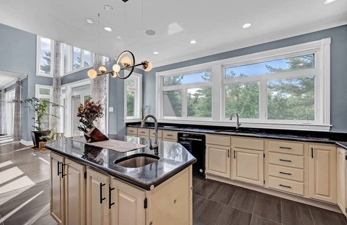 Bedford House | The Grand Estate on Paper Mill Lake