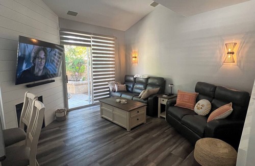 Valencia House | Room in Santa Clarita