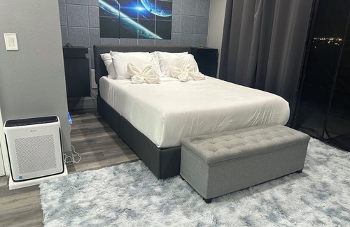 Harbor Condo | Charming 1-Bedroom Condo in Signal Hill Enjoy a Private Bathroom