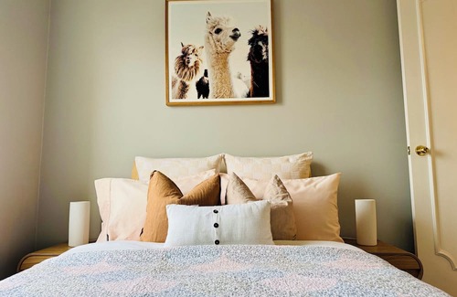 Kings Cross Apartment | Most Convenient, Modern & Cozy City Getaway w/ Parking Options!