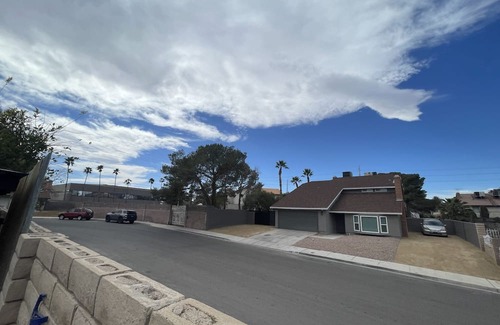 Paradise House | Cozy house near the Las Vegas strip with Resort style Swimming Pool & more!