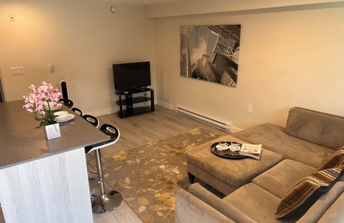 Grandview-Woodland Apartment | Cozy 1 Bed, 1 Bath in Hastings Sunrise – Just a Short Walk to PNE!