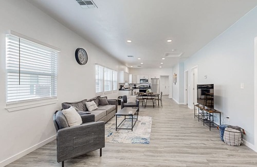 Miami House | Newly remodeled home near Route 66 w/WiFi, AC, Washer/Dryer