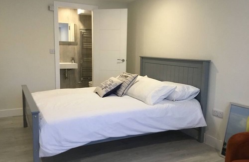 Netley Apartment | Stunning studio, hot tub, private garden, lovely patio