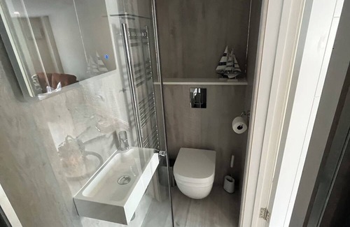 Netley Apartment | Stunning studio, hot tub, private garden, lovely patio
