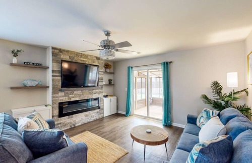 Moncks Corner House | Charming townhome with patio, W/D, central AC & pool