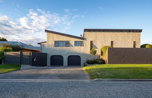 Lowburn Villa | Luxury Spanish Villa in the Heart of Cromwell