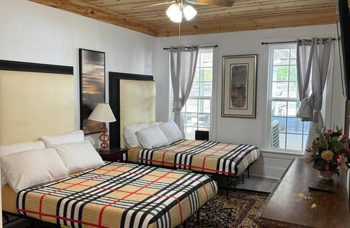 Raleigh House | Stunning Place to Stay Home Away From Home 7 BR