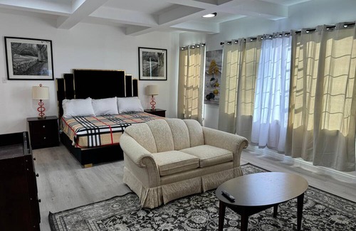 Raleigh House | Stunning Place to Stay Home Away From Home 7 BR