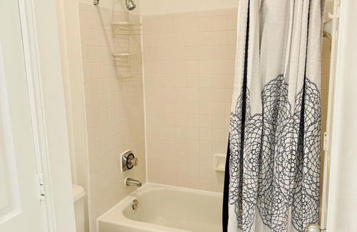 Alexandria West Apartment | Capitol Cozy / Parking Included. Pet Friendly