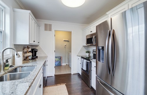 North Belmont House | Cozy & Convenient Belmont Home perfect for families and working professionals!