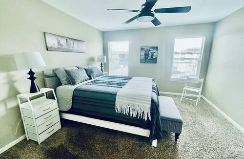 Southeast Houston House | Near Stadium! Comfort + Location, game room & pet friendly