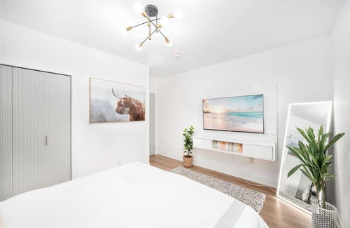 Etobicoke House | Afford to Live Like a Kardashian Sociable Living - Toronto: 1620 Islington Av.