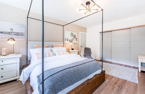 Etobicoke House | Afford to Live Like a Kardashian Sociable Living - Toronto: 1620 Islington Av.