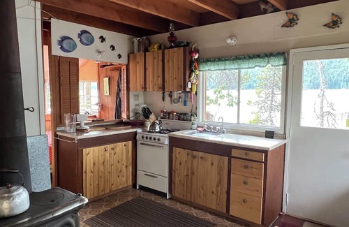 Sliammon Cabin | Cozy Cabin on Powell Lake - Panoramic Views -