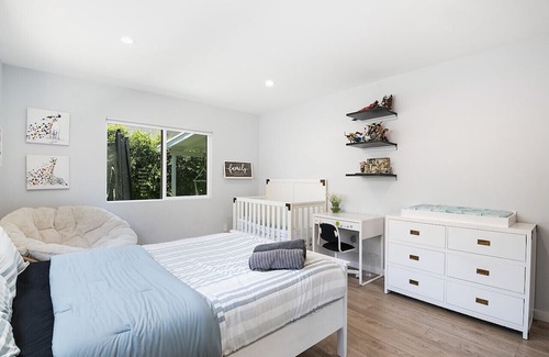 Valley Glen House | Spacious Family Villa with Large Backyard