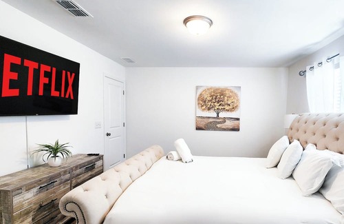 Paw Creek House | Luxury Escape - 2 King Bedrooms, 2 Queen Bedrooms + Pool Table