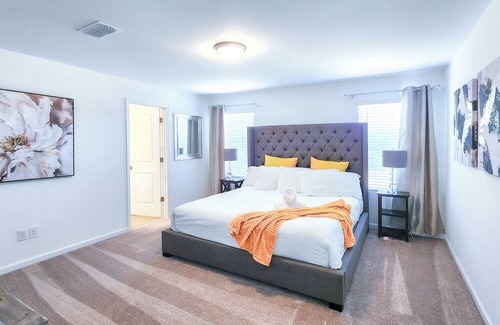 Paw Creek House | Luxury Escape - 2 King Bedrooms, 2 Queen Bedrooms + Pool Table